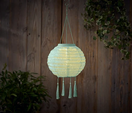 Ein hängender LED-Outdoor-Lampion.
