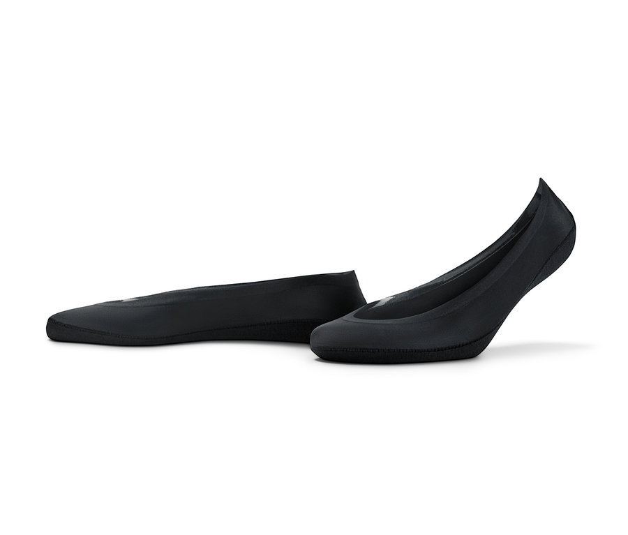 Zwei schwarze Magic-Cut-Füßlinge, ein Paar liegt, das andere steht.