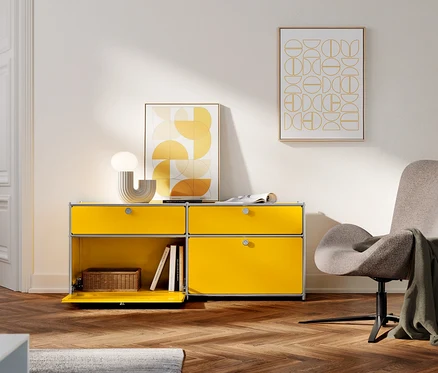 Gelbes Sideboard mit offenem Fach und Drehsessel, daneben ein Drehsessel.