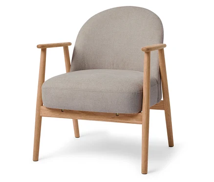 Beiger Sessel mit Holzrahmen.