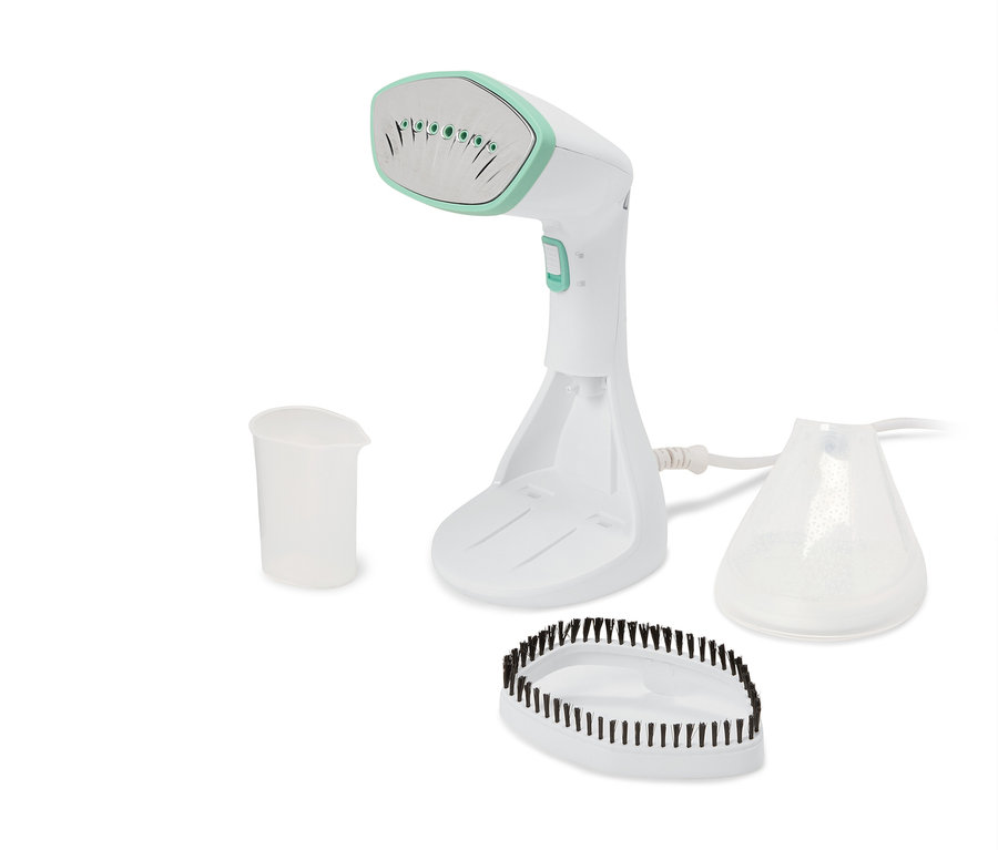 Ein Set aus einem weißen Handdampfglätter mit Messbecher, Bürste und Wassertank.