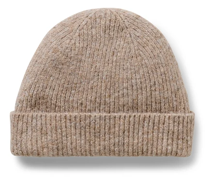 Beige Strickmütze.