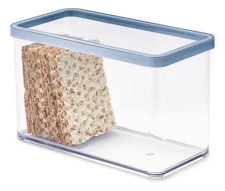 Eine Packung Knäckebrot in einem durchsichtigen Plastikbehälter mit blauem Deckel.