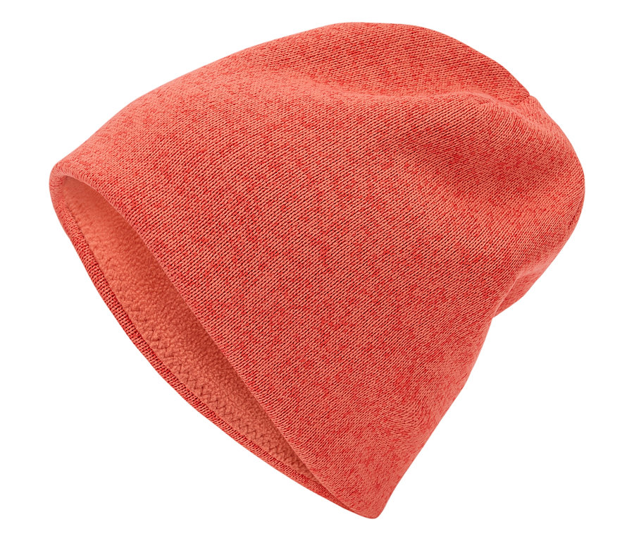 Orangefarbene Strickmütze auf weißem Hintergrund.