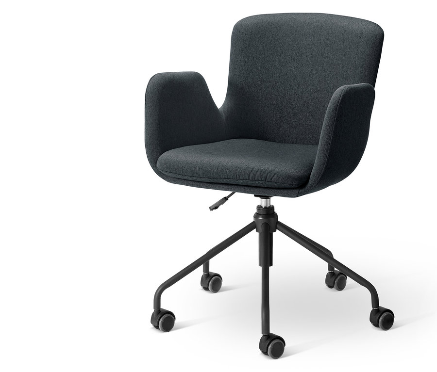 Ein anthrazitfarbener Schreibtischstuhl mit Armlehnen und schwarzem Fußkreuz auf Rollen.