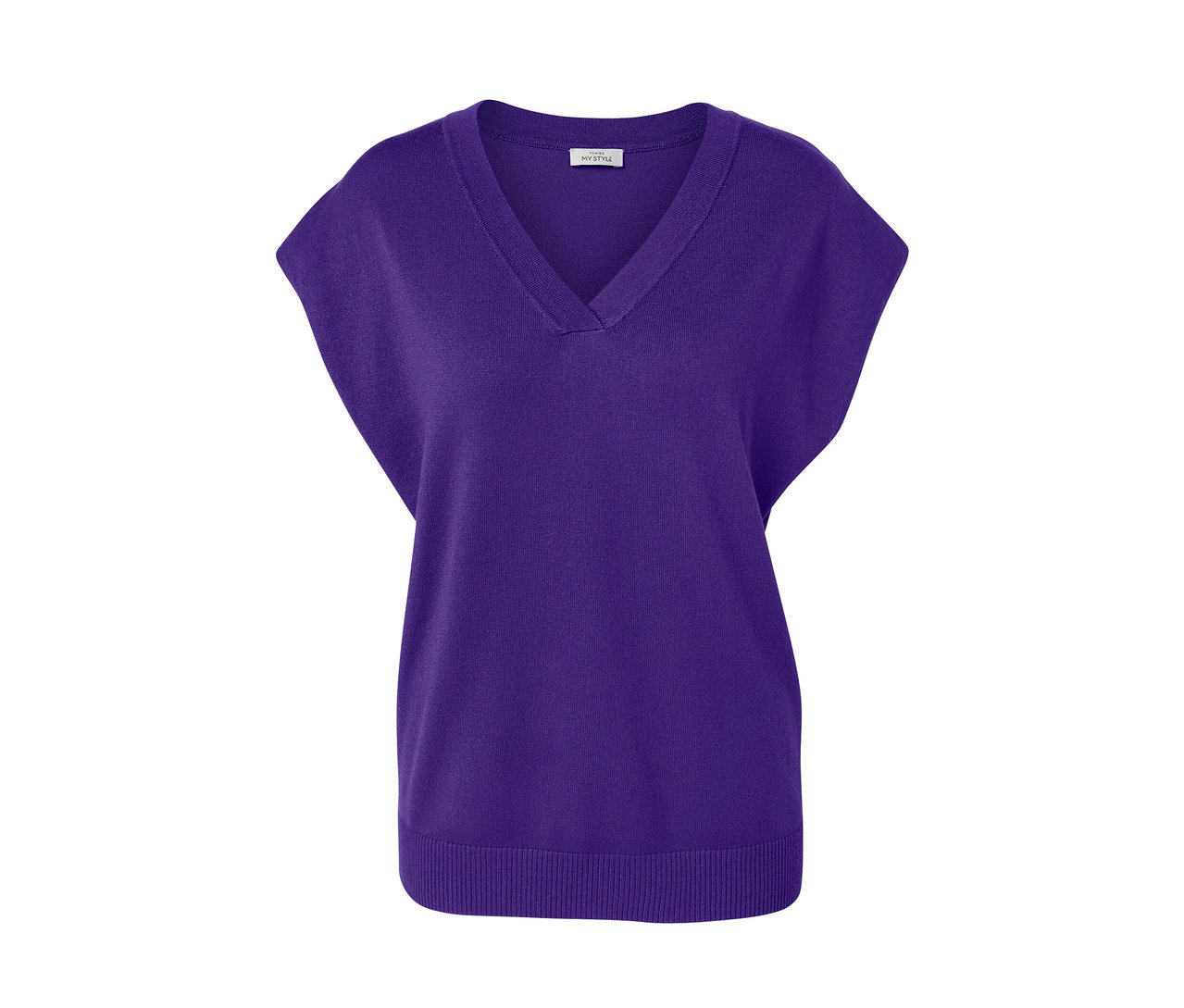 Lila kurzärmliger Feinstrickpullover.