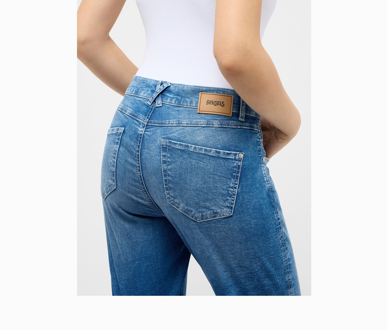 Rückansicht einer Frau, die eine Angels Jeans »Darleen« Crop Turn Up 7/8 in hellem Blau trägt.