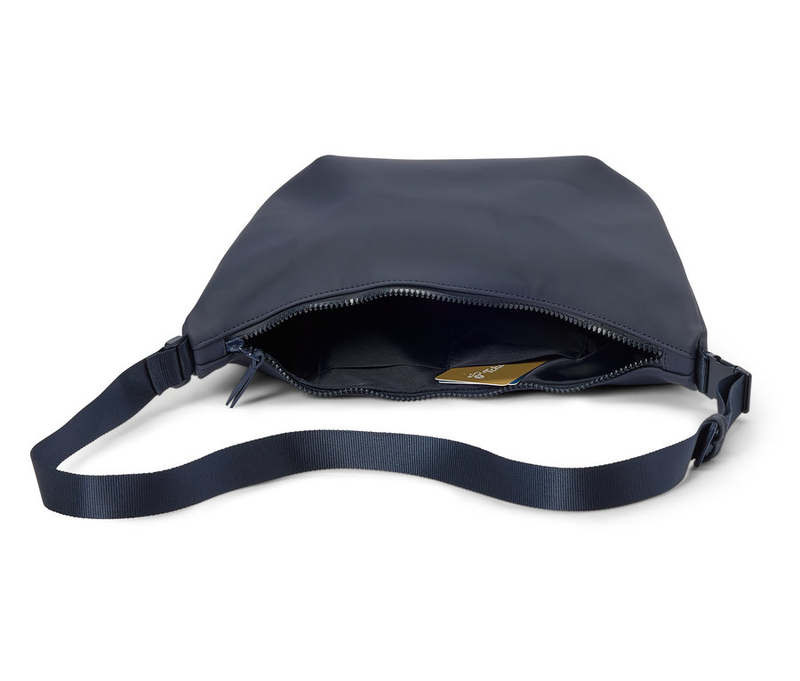 Marineblaue Gürteltasche liegt offen mit Reißverschluss und Gurt, eine goldene Karte ist im Inneren sichtbar.