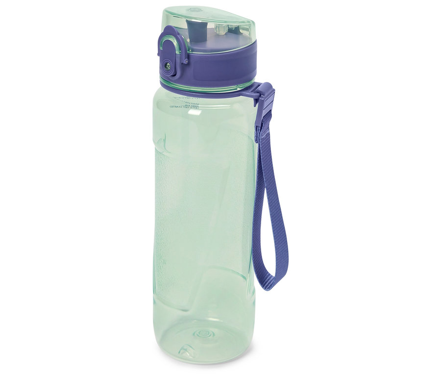 Eine hellgrüne Wasserflasche mit einem violetten Deckel und einem violetten Trageband vor einem weißen Hintergrund.