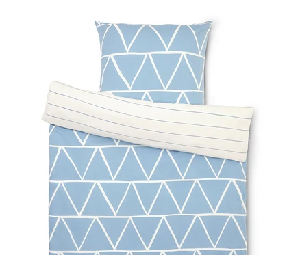 Bettwäsche-Set mit blauem Dreiecksmuster und gestreiftem Kissenbezug.