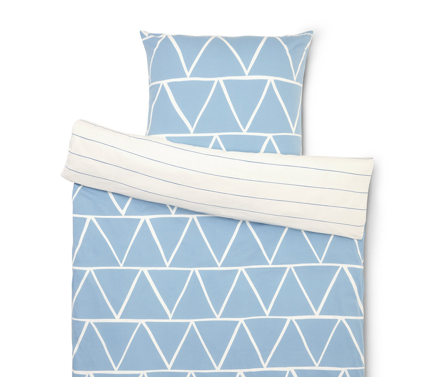 Bettwäsche-Set mit blauem Dreiecksmuster und gestreiftem Kissenbezug.