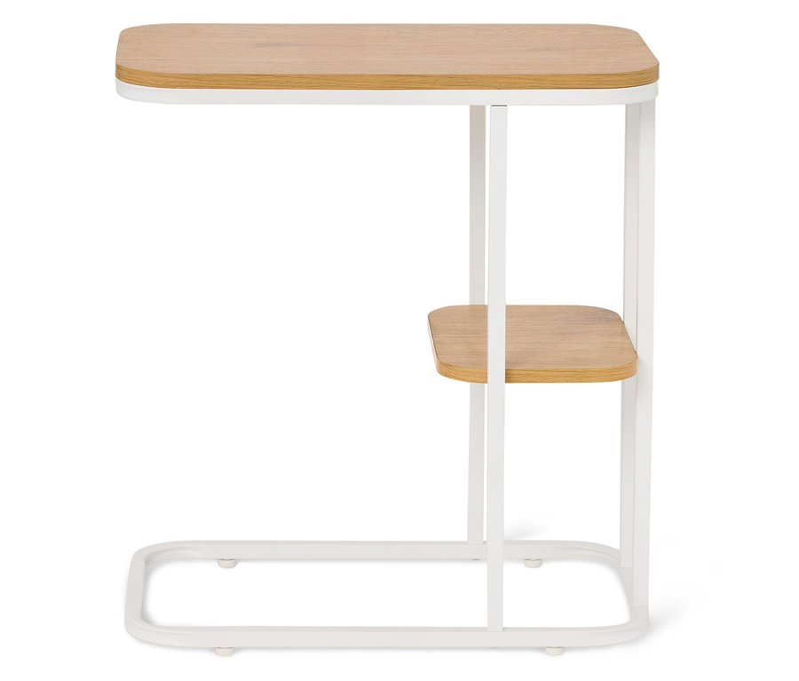 Ein Beistelltisch mit einer Tischplatte und einer Ablage aus hellem Holz sowie einem weißen Metallgestell.