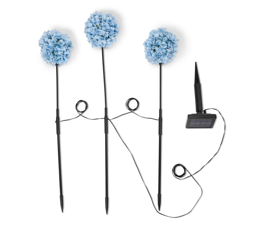 Drei blaue Hortensien-Solarleuchten mit schwarzem Stab und Solarpanel auf weißem Hintergrund.