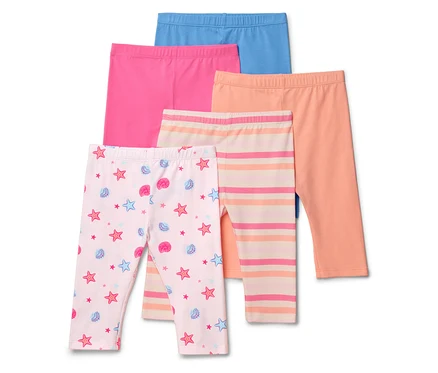 Fünf Leggings liegen übereinander, darunter ein Paar mit Seesternen und Muscheln, ein gestreiftes Paar und drei einfarbige Paare in Blau, Pink und Orange.