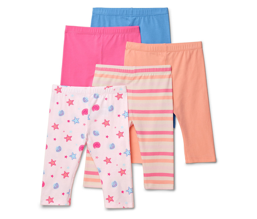 Fünf Leggings liegen übereinander, darunter ein Paar mit Seesternen und Muscheln, ein gestreiftes Paar und drei einfarbige Paare in Blau, Pink und Orange.