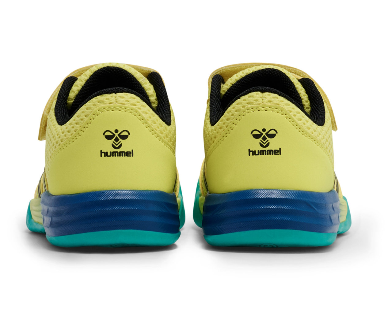 Rückansicht von gelben hummel® Multiplay Flex VC JR Schuhen mit blaugrünen Sohlen.