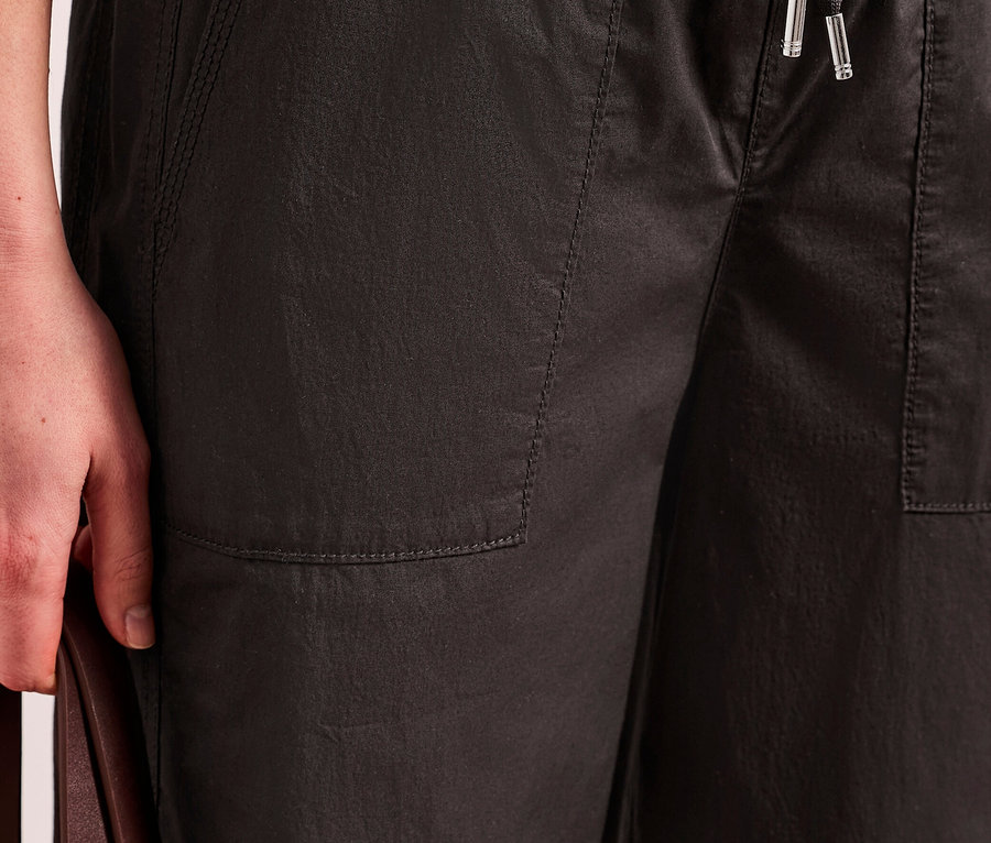 Nahaufnahme der Street One Papertouch-Hose mit Kordelzug und Taschen.