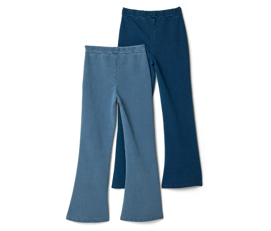 Zwei ausgestellte Hosen in Blau liegen übereinander auf einem weißen Untergrund.