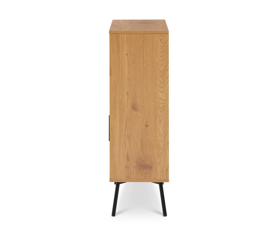 Hoher, schmaler Holzschrank aus hellem Holz mit sichtbarer Maserung, schwarzem vertikalem Griff und vier schwarzen, angewinkelten Beinen, von der Seite gesehen.