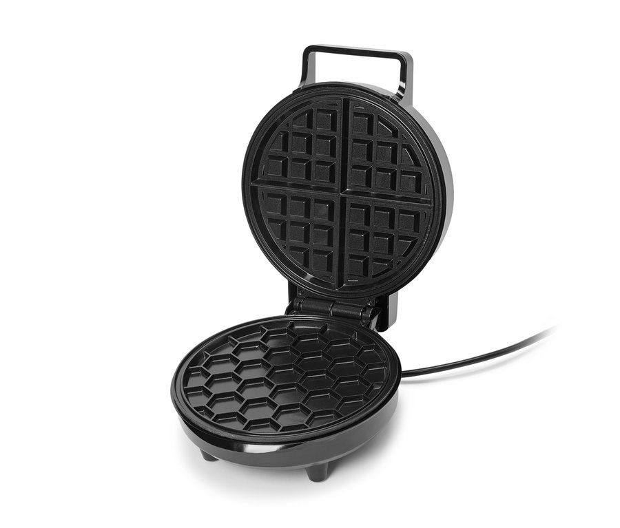 Geöffneter, schwarzer Waffelautomat mit viereckigem Muster oben und sechseckigem Muster unten.