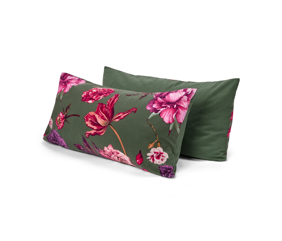 Zwei rechteckige Kissen, das vordere olivgrün mit floralem Muster in Pink, Fuchsia und Lila, das hintere einfarbig olivgrün.