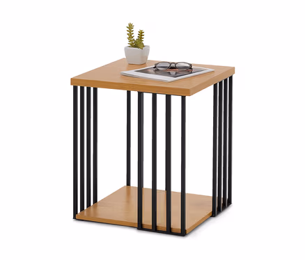 Moderner Beistelltisch mit heller Holzplatte und schwarzem Metallgestell. Darauf stehen eine kleine Topfpflanze, eine Zeitschrift und eine Brille.