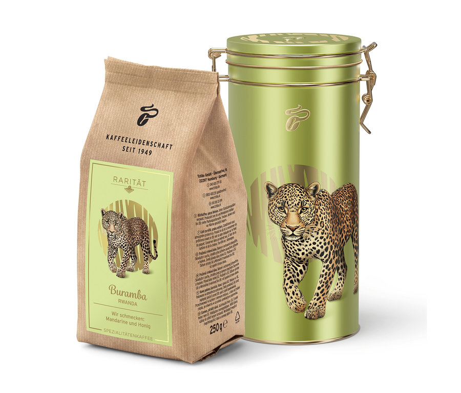 Eine braune Kaffeetüte und eine grüne Kaffeedose mit einem Leoparden darauf stehen nebeneinander.