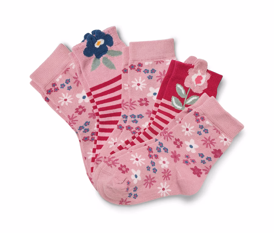 Vier Paar rosa Socken mit Blumenmustern.