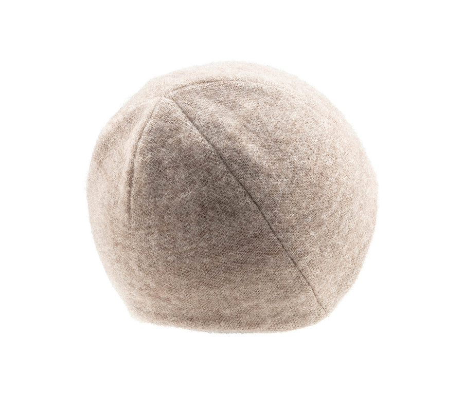 Helle, beigefarbene Strickmütze mit sichtbaren Nähten auf weißem Hintergrund.