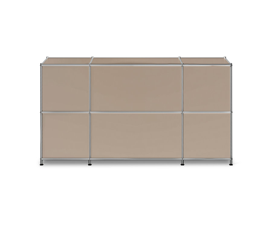 Modulares Regal mit sechs beigen Fächern und einem silbernen Metallrahmen, auf kleinen schwarzen Füßen stehend.