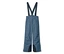 Blaue Skihose mit dunklen Hosenträgern, Reißverschlusstaschen vorne und schwarzen verstärkten Knöcheln mit weißen Reflektorstreifen.