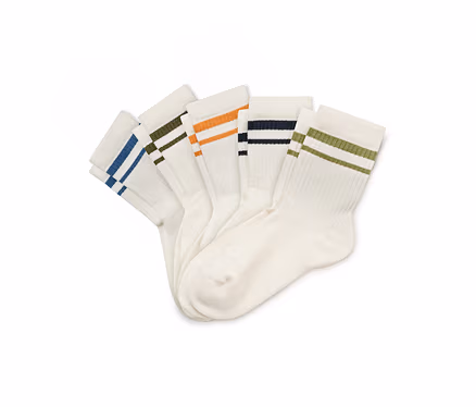 Fünf weiße Socken liegen gefächert nebeneinander, jede mit zwei farbigen Streifen am oberen Rand: blau, oliv, orange, dunkelblau und hellgrün.