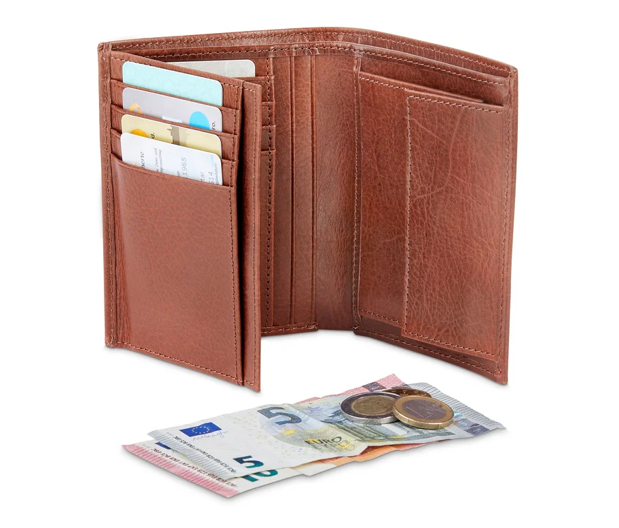 Geöffnetes braunes Leder-Portemonnaie mit Banknoten und Münzen.
