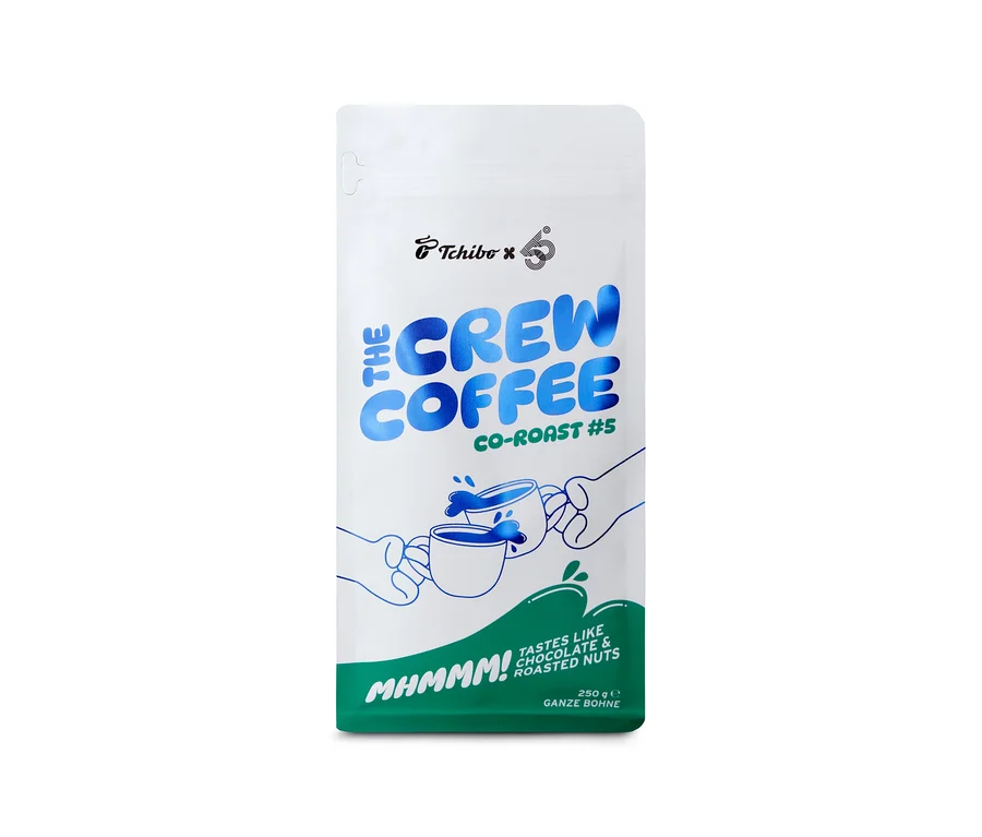 Weisse Kaffeepackung für 55 Degrees x roasted. The Crew Coffee Co-Roast #5 Espresso, 250 g ganze Bohne, mit blauem Schriftzug und Illustration von zwei Händen, die Kaffeetassen anstoßen.