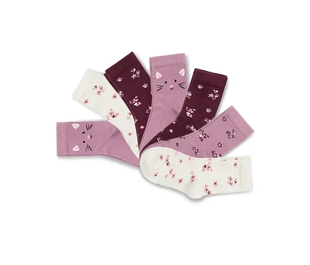 Sieben Paar Kinder-Socken in Fächerform, darunter hellviolette mit Katzengesichtern sowie cremefarbene und dunkelviolette mit Blumenmustern.