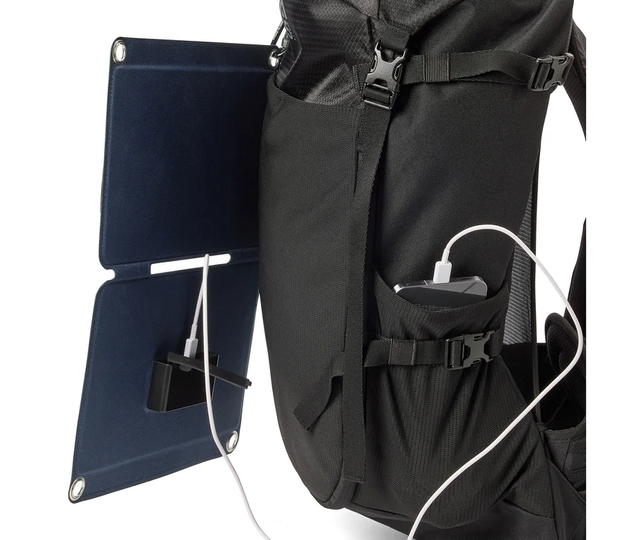 Schwarzer Rucksack mit Solarpanel verbunden mit einem Handy mit einem weißen Kabel.