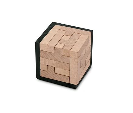 Nahaufnahme eines IQ-Puzzlewürfels mit Holzstruktur in einem schwarzen Rahmen.