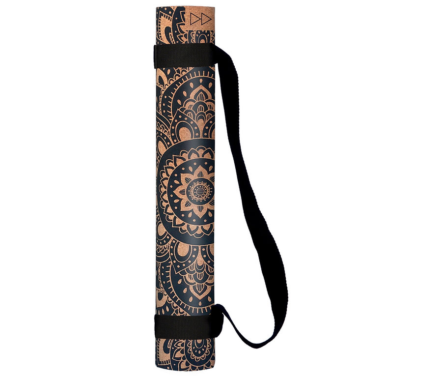 Eine zusammengerollte Yogamatte mit schwarzem Blumenmuster und schwarzem Riemen.