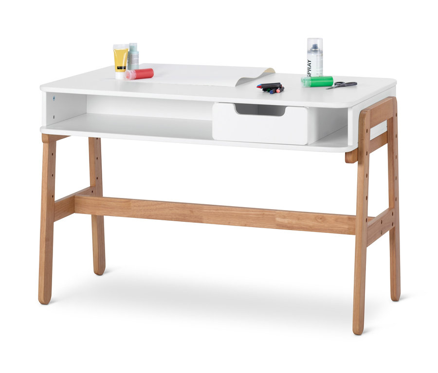 Ein weißer und heller Holztisch mit Farben, Markern und Papier darauf.