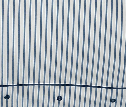Detailansicht von Perkal-Bettwäsche mit blauen Streifen und Knöpfen.