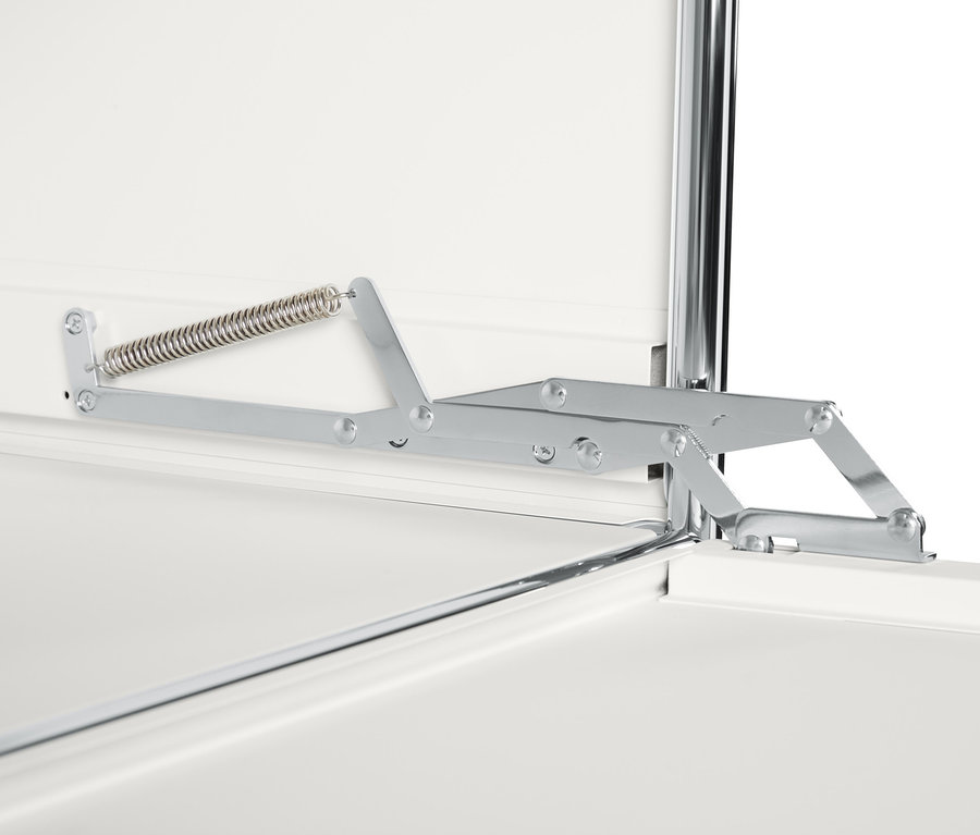Detailansicht des Öffnungsmechanismus des weißen Highboards Metall »CN3« mit 4 Klappenfächern.