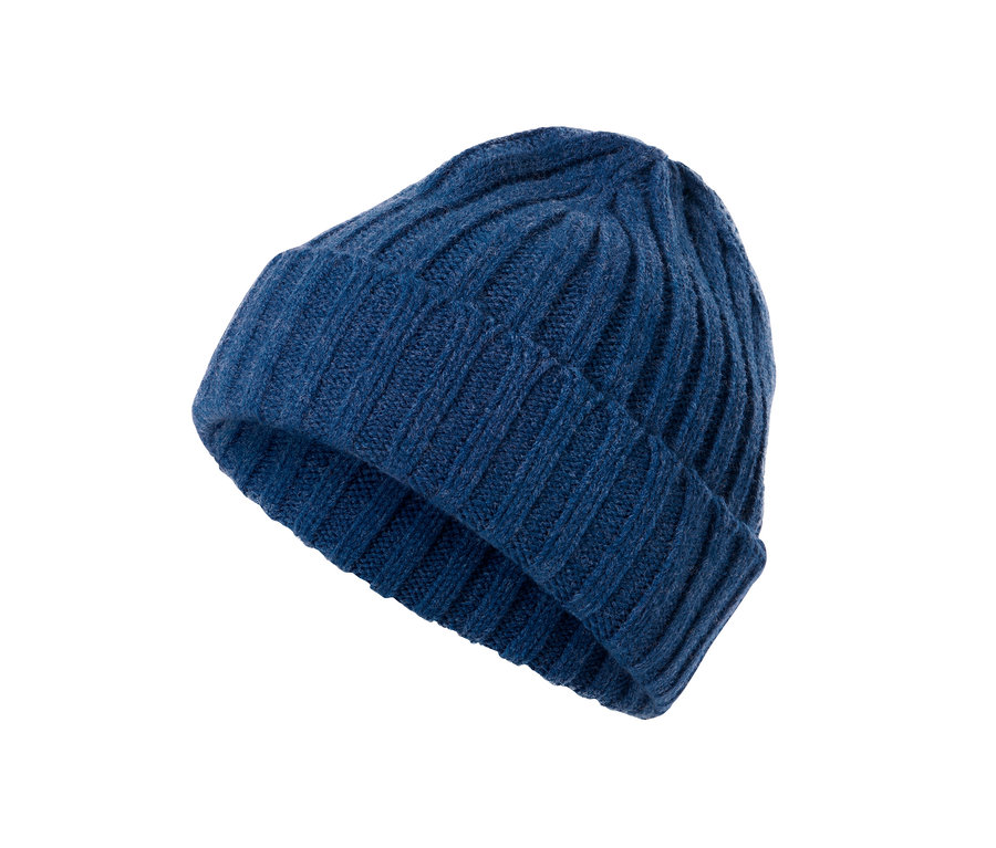 Blaue Strickmütze.