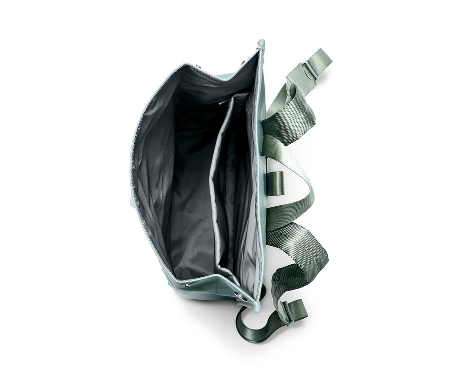 Ein geöffneter, hellblauer Regenrucksack mit dunkelgrünen Trägern.