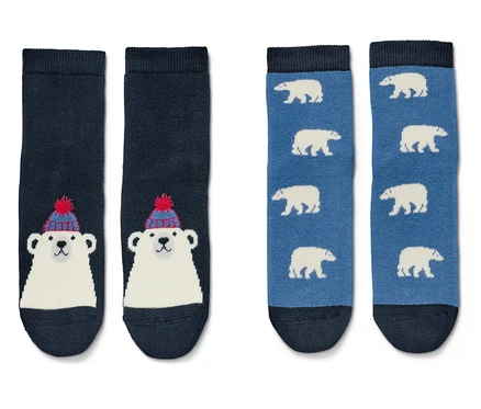 Zwei Paar Socken. Ein Paar ist dunkelblau mit einem weißen Bärenkopf mit rot-blauer Mütze, und das andere Paar ist blau mit weißen Eisbärbildern.