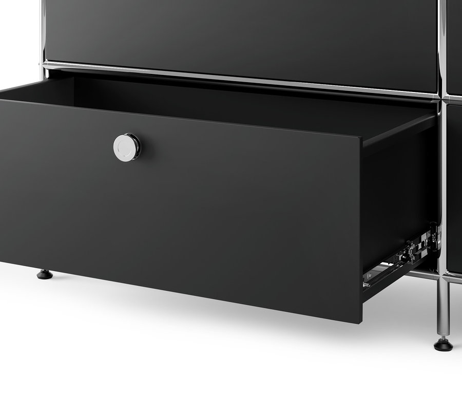 Eine schwarze Kommode Metall »CN3« mit 6 Schubladen, wobei die oberste geöffnet ist.