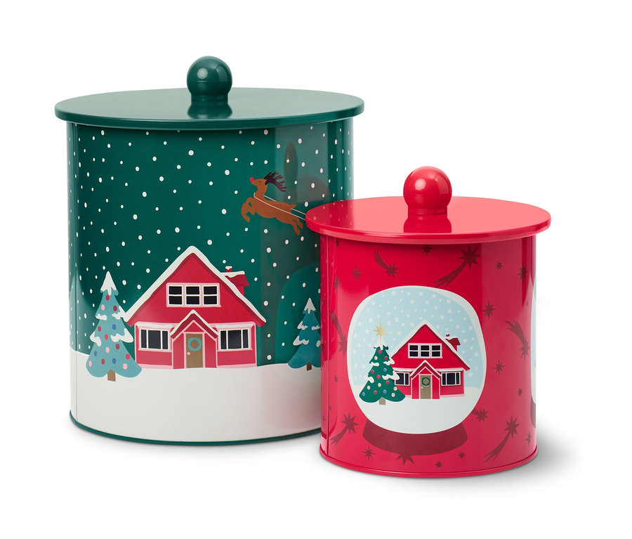 Zwei Keksdosen mit weihnachtlichen Haus- und Baummotiven.