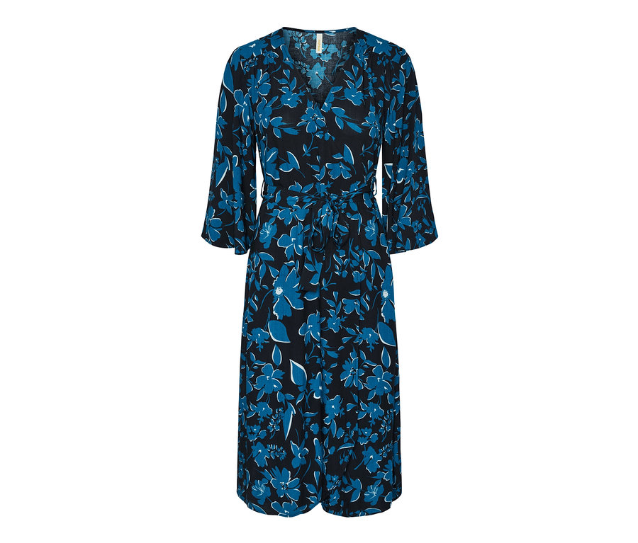 Ein schwarzes Kleid mit blauem Blumendruck und Dreiviertelärmeln. Ein Bindegürtel in der Taille.