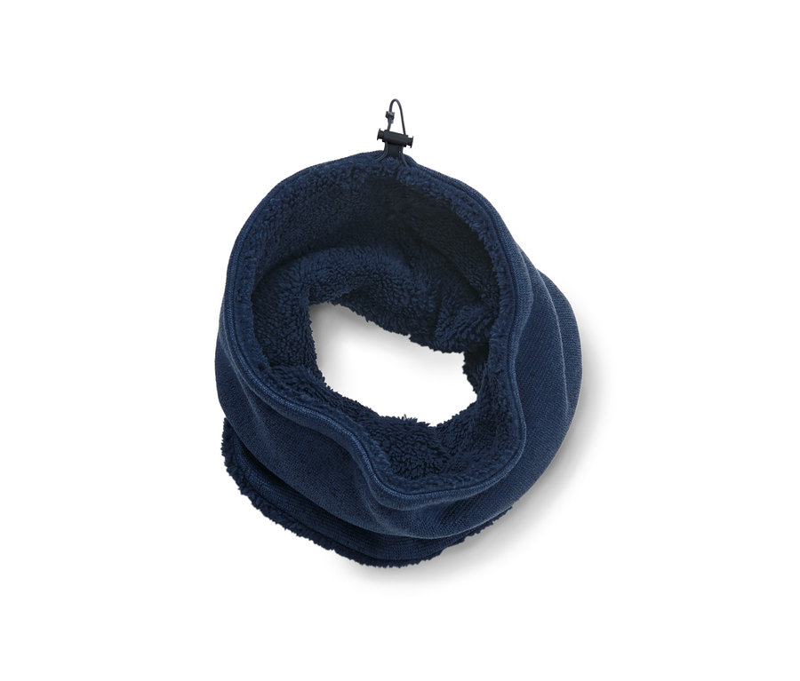 Blauer Strickfleece-Schlauchschal.
