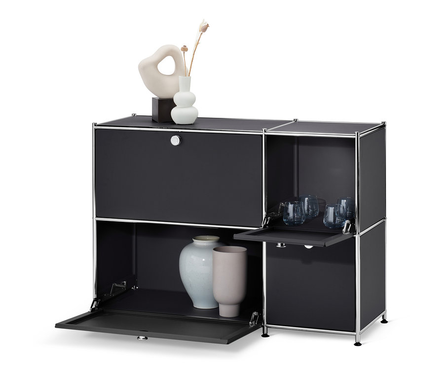 Schwarzes Sideboard »CN3« mit 4 Klappen, mit Vasen und Gläsern.