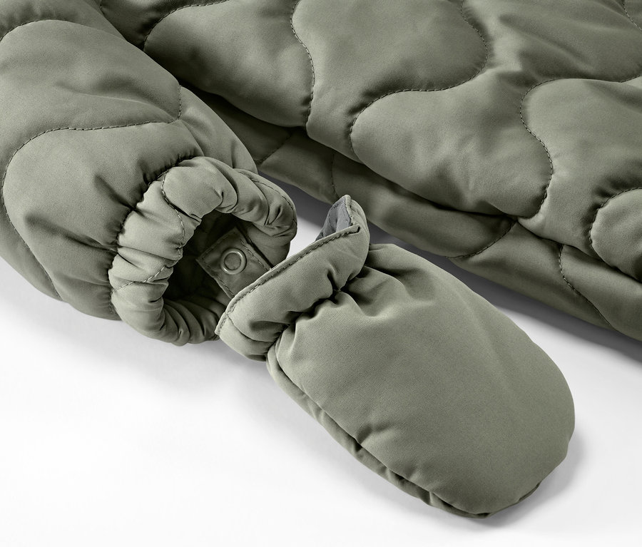 Detailansicht eines olivgrünen Baby-Winteroveralls.